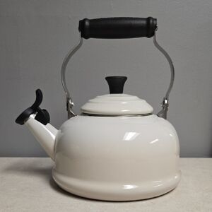 Le Creuset Cream Whisteling Kettle